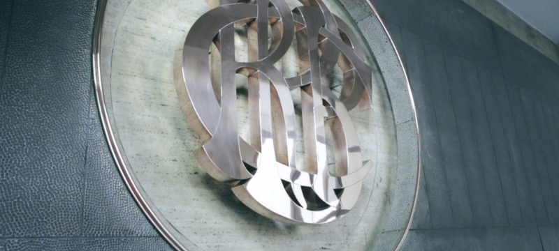 Gráfico que ilustra el informe del Banco Central de Reserva del Perú sobre el crecimiento económico y la inflación proyectados para 2026. Se destaca un crecimiento económico del 3,2% impulsado por sectores no primarios, con una inversión privada fija del 9,5%. La inflación se espera en un 2,4%, dentro del rango meta. El déficit fiscal se reduciría a 1,8% del PBI y la deuda pública a 29,3% del PBI. Los términos de intercambio permanecen favorables, fortaleciendo la cuenta corriente. A pesar de ser un año electoral, se espera un buen desempeño económico gracias a fundamentos sólidos. La tasa de referencia se mantiene en 4,25%, con condiciones financieras flexibles que apoyan el acceso al crédito. Se anticipan presiones temporales al alza en la inflación, pero controladas. Oportunidades para proteger el poder adquisitivo y beneficiarse de sectores como construcción y comercio son destacadas.