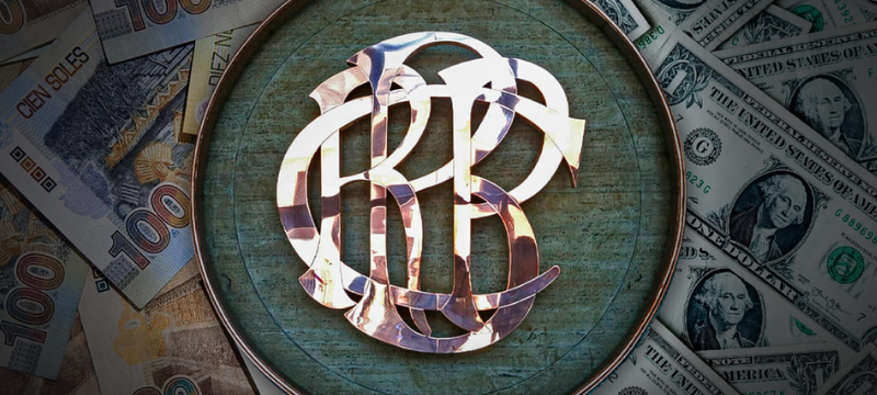 El BCRP mantuvo su tasa de referencia en 4,25 % por más de un año, con la inflación en 4,5 %. Una tasa alta hace que ahorrar en soles rinda más, sostiene al sol y reduce la presión sobre el dólar. La inflación sin transporte es de 1,8 %, por lo que el banco no sube la tasa: la presión viene de la energía y los alimentos. Próxima decisión el 12 de noviembre.