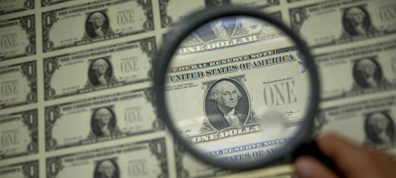 Gráfica que ilustra la relación entre los bonos del Tesoro de Estados Unidos, el dólar y su impacto en la economía global, particularmente en Perú. Los bonos son instrumentos de deuda del gobierno estadounidense considerados seguros, y sus tasas de rendimiento influyen en el tipo de cambio y el flujo de capitales internacionales. Un aumento en los rendimientos de estos bonos puede fortalecer el dólar, afectando el tipo de cambio y los costos de importación en países como Perú.