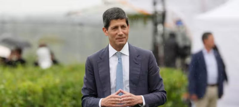 Gráfico que muestra el comportamiento del dólar durante la semana, comenzando en 3.3565 y cerrando en 3.3640, con un aumento del 0.22%. Incluye fluctuaciones como el salto a 3.3750 tras comentarios de Warsh en Jackson Hole, y el regreso a 3.3640 tras datos de empleo en EE.UU. que superaron expectativas, aumentando la posibilidad de una subida de tasas de la Fed. También se mencionan tensiones geopolíticas con Irán que afectaron los precios del petróleo, y la inflación en Lima que subió a 4.44% interanual.