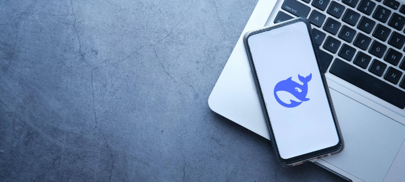 Inteligencia Artificial DeepSeek, IA de código abierto, competencia IA DeepSeek, modelo R1 DeepSeek, costos de entrenamiento DeepSeek, impacto DeepSeek en la bolsa, caída acciones Nvidia y Meta, regulaciones gubernamentales DeepSeek