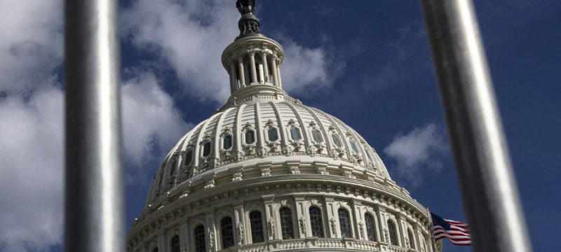 dólar apreciación, cierre administración estadounidense, acuerdo Senado Estados Unidos, republicanos demócratas financiamiento, reapertura gobierno estadounidense, indicadores macroeconómicos, Reserva Federal preocupación inflación, rentabilidad bonos del Tesoro, retroceso dólar global, optimismo reapertura gobierno, escasez datos macroeconómicos, impacto cierre administración, acuerdo financiamiento gobierno, preocupación inflación Fed, repunte rentabilidad bonos, retroceso global dólar