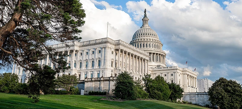 Gráfico que muestra la evolución del dólar en una semana, empezando en 3.376 y cerrando en 3.365, en el contexto de un reciente acuerdo presupuestario en el Congreso que permitió la reapertura de la Administración en Estados Unidos. Este acuerdo reduce la incertidumbre y permite la publicación de indicadores económicos clave como Producción Industrial, Indicador Adelantado, Empleo y PMI, los cuales influirán en la decisión de la Fed sobre las tasas de interés. Actualmente, el mercado estima un 50% de probabilidad de mantener las tasas en 3.75%/4.00%. Además, el BCR decidió mantener su tasa de interés en 4.25% debido a la estabilidad de la inflación.