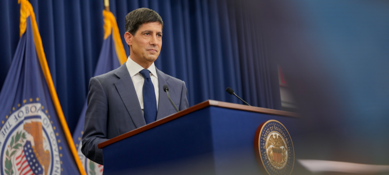 Resumen financiero y geopolítico: la semana cerró con un ligero aumento del dólar, impulsado por un discurso más duro del presidente de la Fed, Kevin Warsh, en Jackson Hole, y expectativas de una posible subida de tasas en septiembre. La situación fiscal de EE. UU. es tensa, con una deuda elevada y un plan del Tesoro para ampliar la recompra de deuda. En el ámbito geopolítico, EE. UU. atacó una isla iraní, lo que elevó el precio del petróleo Brent. Se espera un dato de empleo débil para agosto, lo que podría impactar en el mercado laboral. A nivel local, se proyecta un movimiento contenido del sol peruano frente al dólar, debido a un superávit comercial y reservas elevadas.