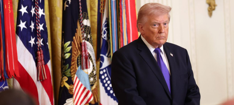 Gráfico que muestra la tendencia del dólar que comenzó la semana en 3.4530 y cerró el viernes 20 de marzo en 3.4880, en un contexto de noticias sobre una moratoria anunciada por Trump respecto al Estrecho de Ormuz, desmentida por Irán, y la intervención de Turquía, Egipto y Pakistán como mediadores. El conflicto en Medio Oriente generó alta volatilidad en el precio del petróleo, que cotiza en $97.5 (Brent, -9.3%), y un sesgo favorable para el dólar debido al riesgo geopolítico y energético.