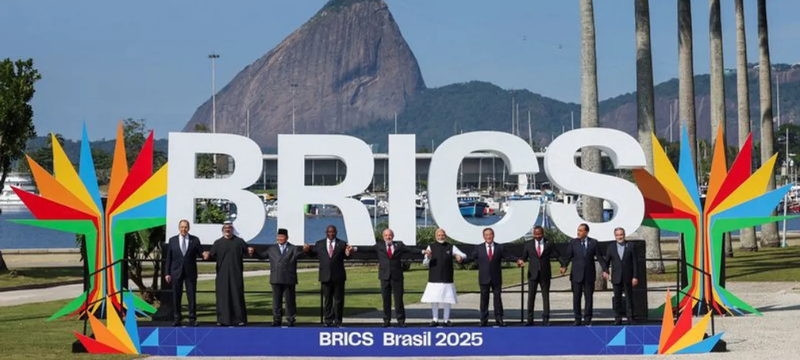 BRICS cumbre, Presidente Donald Trump, Arancel del 10%, Políticas del bloque BRICS, Economías emergentes, Dependencia del dólar, Multilateralismo, Sistema financiero internacional, Aranceles Estados Unidos, Moneda alternativa al dólar
