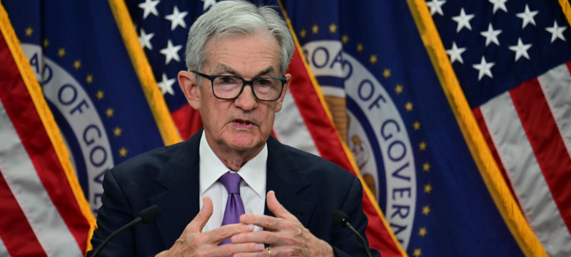 Gráfico que muestra la evolución del dólar desde el inicio de la semana en 3.365 hasta su cierre el viernes en 3.384, indicando una baja volatilidad implícita de menos del 0.5%. Incluye contexto económico sobre la próxima reunión de la Fed el 10/12, las expectativas de mantener o reducir las tasas de interés, y el fin del programa de reducción de balance el 1 de diciembre. También se mencionan las señales de riesgos inflacionarios en el sector servicios y la incertidumbre macroeconómica debido al cierre parcial del Gobierno.	