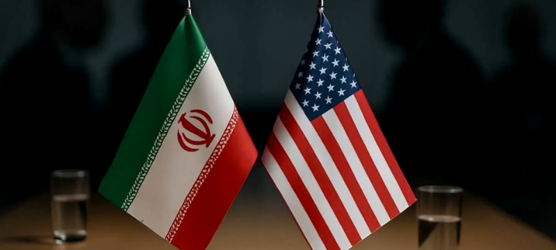 Gráfico que muestra la evolución del tipo de cambio del dólar frente al sol peruano durante la última semana de marzo y principios de abril. El dólar comenzó en 3.4880 soles y cerró en 3.4580, con una depreciación del 0.85%. El tipo de cambio alcanzó un máximo de 3.4920 y un mínimo de 3.4520, influenciado por la incertidumbre geopolítica y datos económicos positivos de EE.UU. Se observa también la influencia de la situación en Irán y la mediación de Pakistán en un posible alto el fuego. Datos económicos de EE.UU., como la Confianza del Consumidor y las cifras de empleo, fortalecen al dólar. En el ámbito local, se espera claridad política por sondeos cercanos a elecciones, con posibles implicaciones en la prima de riesgo peruana y expectativas de apreciación del dólar.