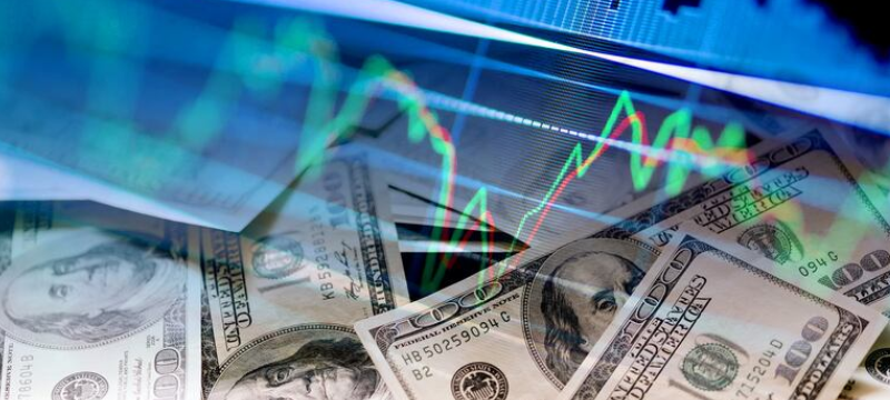 Análisis financiero semanal que detalla la caída del dólar frente al sol peruano, influenciado por el aumento de tasas de la Fed y factores locales como la venta de dólares por empresas para pagar impuestos. Se menciona la estabilidad de las reservas internacionales del BCRP y los efectos negativos de El Niño en sectores clave. La expectativa es que el dólar se mantenga apreciado debido a factores globales y decisiones de la Fed.