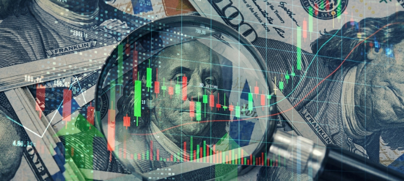 Escalera con los cuatro precios del dólar del 14 de octubre de 2026 centrada en el interbancario de 3.4385: en la ventanilla del banco compras a 3.45 – 3.47 y vendes a 3.41 – 3.43; en la calle compras a 3.45 – 3.46 y vendes a 3.42 – 3.43; en ftb.pe compras a 3.4405 – 3.4445 y vendes a 3.4325 – 3.4365, con un margen de 0.002 a 0.006. Si compras dólares pagas el precio base más el margen; si los vendes recibes el precio base menos el margen. Por cada US$ 1,000 el banco en ventanilla se queda con hasta S/ 30 y ftb.pe entre S/ 2 y S/ 6. Cambiar en la calle expone a la inseguridad, no da comprobante ni reclamo y el billete falso se descubre después. El mejor precio es el más cercano al interbancario, de lunes a viernes entre 9:00 a. m. y 1:30 p. m.