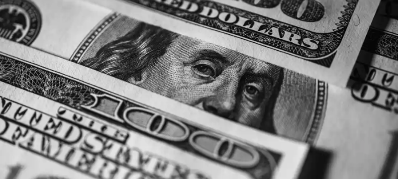 Gráfico que muestra la evolución del tipo de cambio del dólar, destacando un cierre semanal en 3.4360 con un incremento del 0.35%. El gráfico ilustra un recorrido amplio con un máximo anual de 3.4620 el jueves y una caída del 0.5% el viernes tras un débil informe de empleo en EE.UU. También se resalta el aumento de la inflación en Lima Metropolitana al 4.55% interanual, el impacto del acuerdo del G7 sobre el petróleo, y las expectativas del BCRP sobre la política monetaria.